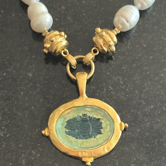 SUSAN SHOW GOLD SINGLE TONE VENETIAN GLASS BEE ADJUSTABLE PEARL NECKLACE - Picture 1 of 6
